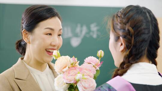 教师节送花大学老师和学生热情拥抱视频素材模板下载