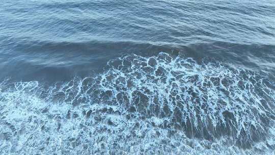 俯拍大海海浪画面