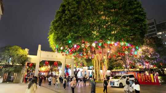 夜晚张灯结彩的热闹街市景象