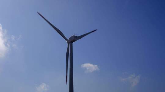 运动中的风力发电：风电场中旋转的涡轮机