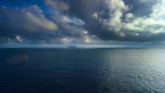三维航拍平静的海面大海蓝色多云