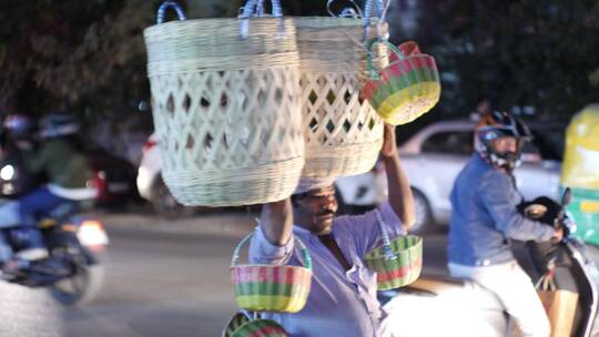 男人在街头推销手工篮子