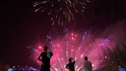 拍摄烟花秀夜景烟火绽放