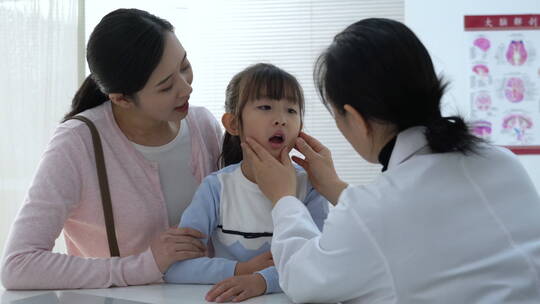 年轻妈妈带着女儿看医生