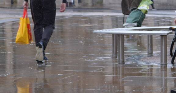 雨后街道上行走的路人