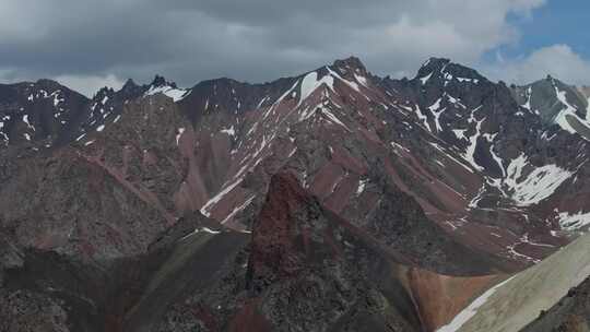 航拍新疆独库公路哈希勒根垭口风景