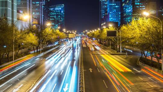 北京城市天际线与高速公路车流