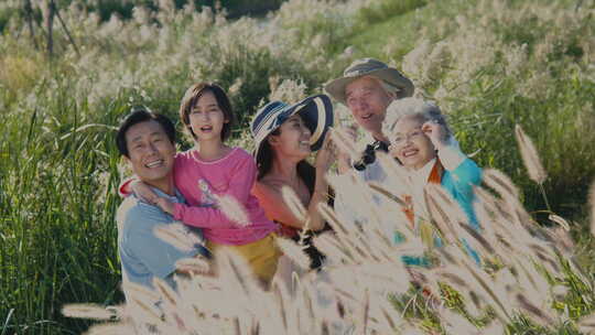 一家五口在湖边草丛中观鸟