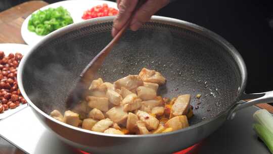 宫保鸡丁烹饪过程