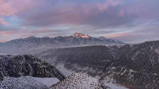 新疆北疆独山子大峡谷纹理雪山高空日出延时