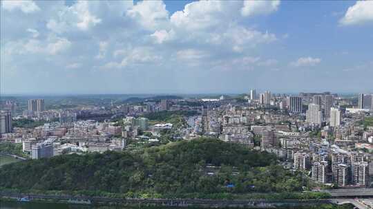 城市全景俯瞰，高楼与绿地交相辉映