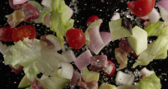 2K高速摄影俯视沙拉食材带水抛起