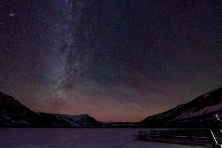 新疆阿勒泰喀纳斯湖流星雨极光广角4K