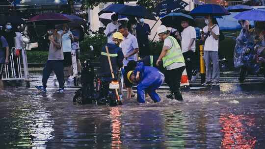 升格城市暴雨内涝下班高峰