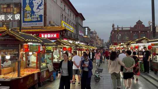 夜市炒凉粉排队小吃街