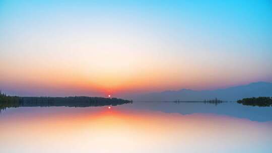 秋天湖面傍晚日落夕阳倒影延时