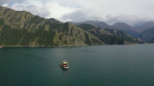 新疆天山天池一艘游船在行驶