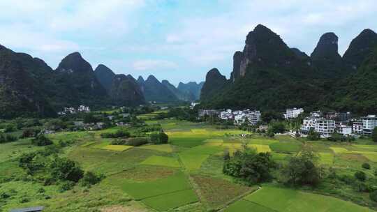 航拍桂林阳朔遇龙河十里画廊竹筏漂流稻田