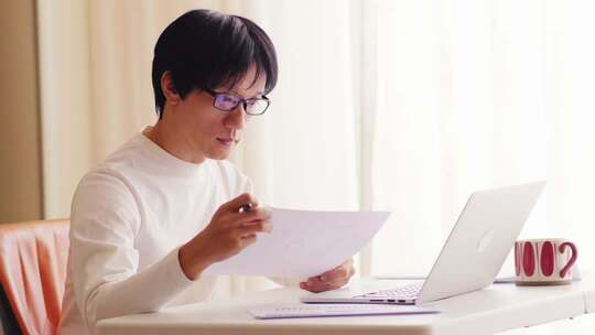 男士居家使用笔记本电脑办公