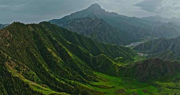 高山耸立的峡谷