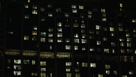 夜间办公室照明的窗户视频素材模板下载