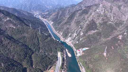 邵阳洞口塘山间河流旁的高速公路鸟瞰全景