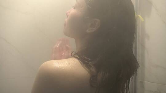 女人淋雨洗澡背影