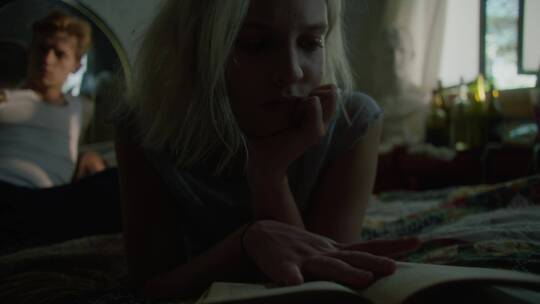 在床上看书的女孩
