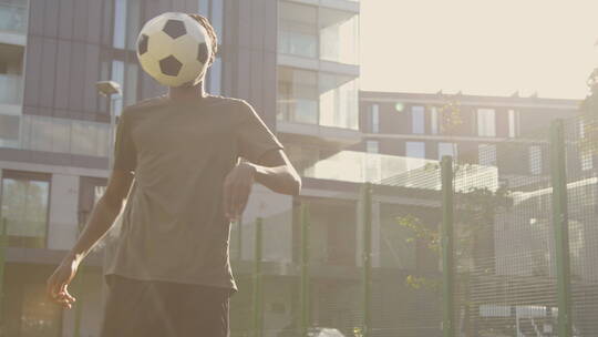 男子足球运动员在户外练习颠球