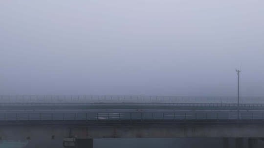 航拍大雾天气高速公路封路空景