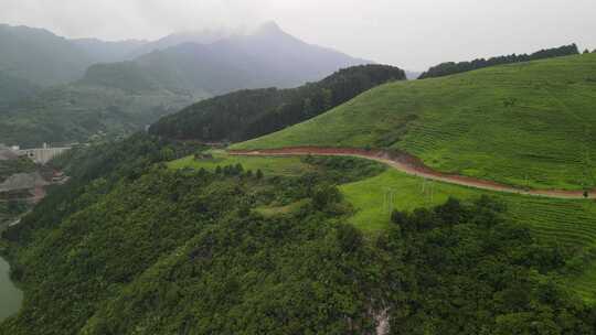 供电局的车在山间