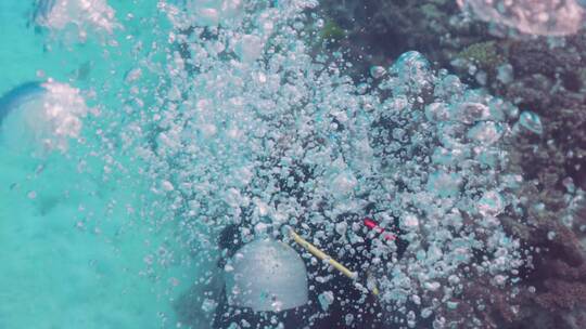 水下潜水员冒出的气泡视频素材模板下载
