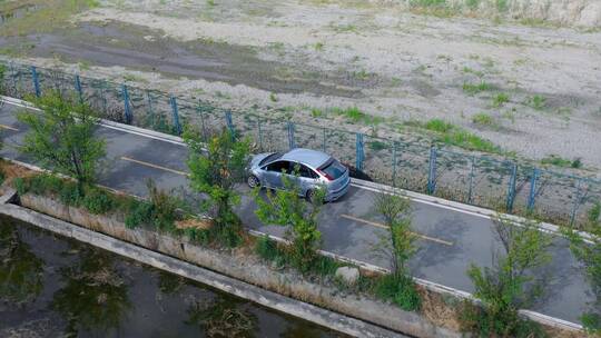 在田园农田农耕航拍观光公路上的轿车