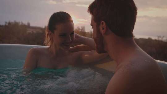 恋爱中的情侣在热水浴缸里聊天