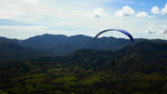 飞越山脉的跳伞运动员视频素材模板下载