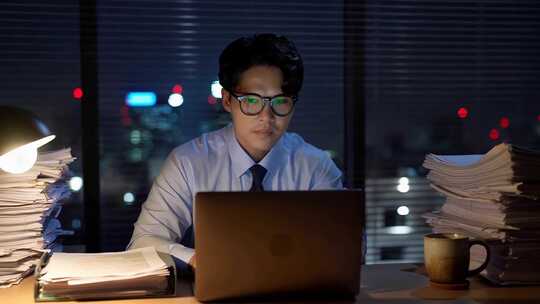 年轻人熬夜加班工作