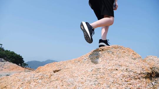 岩石攀爬，登山爬山跨越实拍视频素材