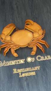 螃蟹造型的MINISTRY OF CRAB餐厅招牌