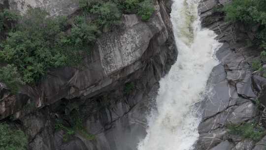 雨后泰山，飞瀑流水