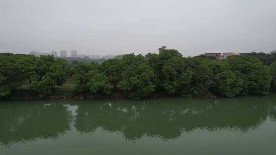 阴雨天的河流河岸航拍