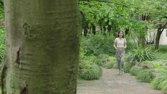 大学生美女看书学习漫步户外公园树林