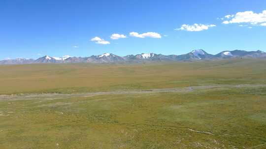 草甸牧场山脉高原雪山自然保护区航拍