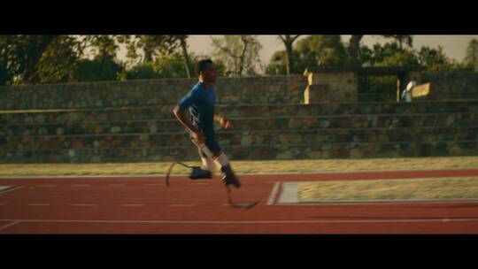 在跑道上跑步的残疾运动员