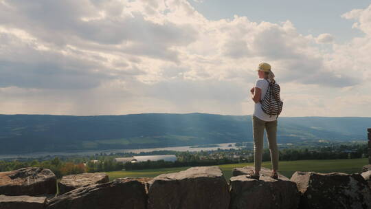 女旅行者站在山顶上眺望远方视频素材模板下载
