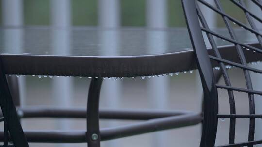 桌子秋雨雨滴