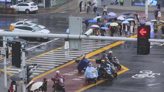 雨天路口斑马线行人过马路合集