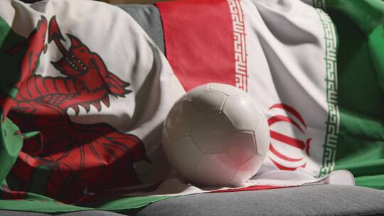 威尔士和伊朗国旗前的足球