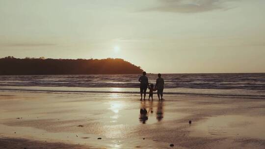 夕阳落日一家人海边游玩