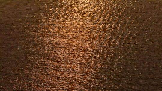 金色波光粼粼的海面 (2)