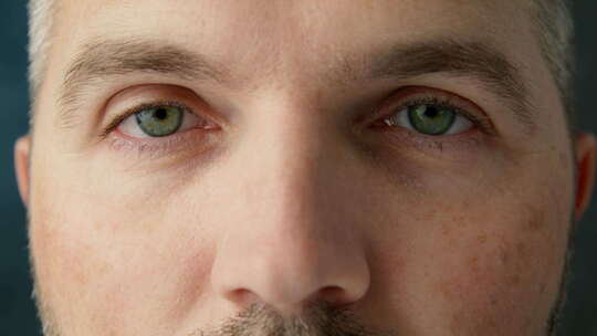 特写英俊男子40多岁的绿色眼睛睁开闭着的